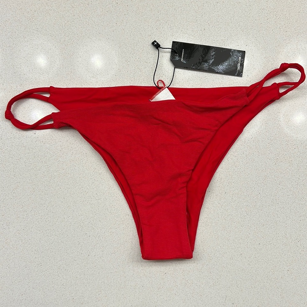 Tavik swim bottom
